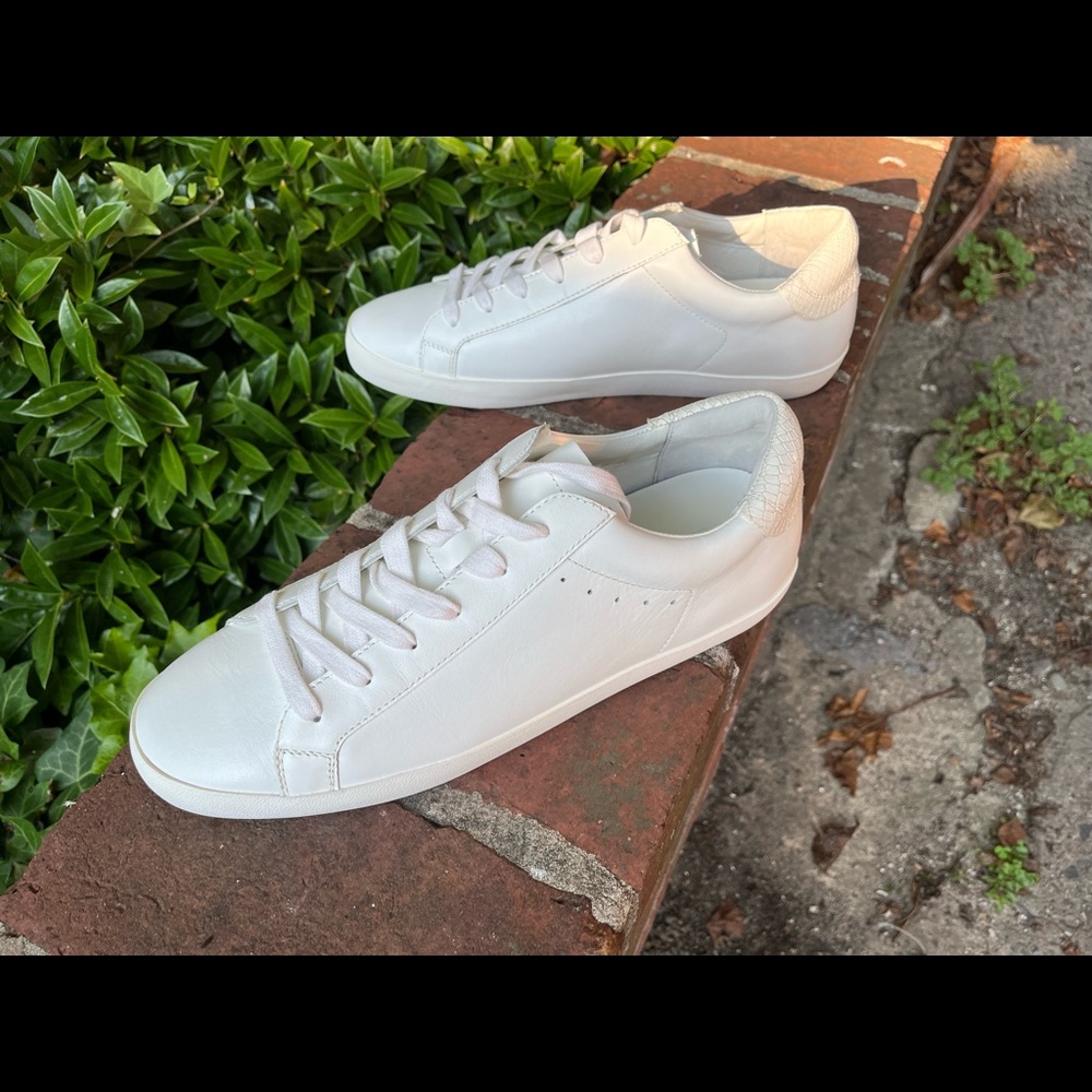 Banana Republic white, casual, leather sneaker in 11M.